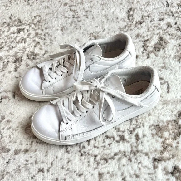 Nike Women’s Blazer Low LE Triple White Sneakers AV9370-111 - Picture 2 of 10